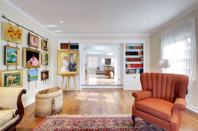 32 Barnard Place, Manhasset, NY 11030