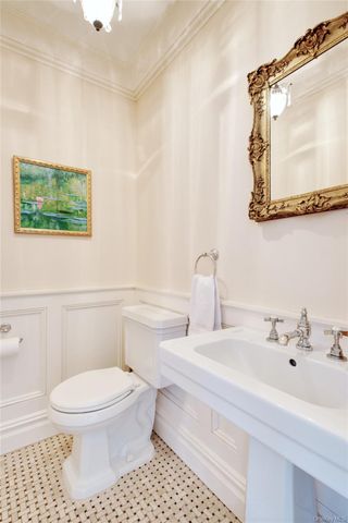 32 Barnard Place, Manhasset, NY 11030