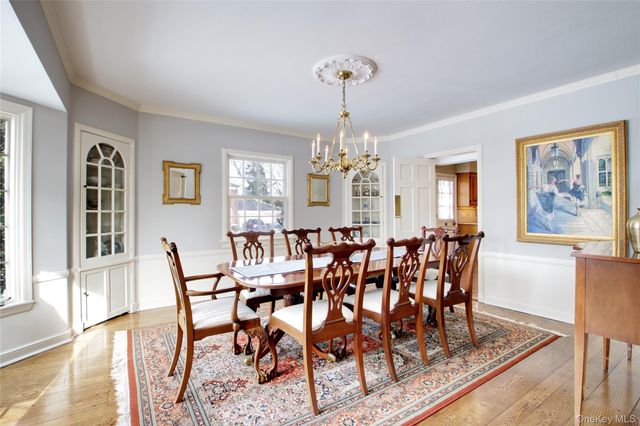 32 Barnard Place, Manhasset, NY 11030