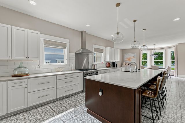 1612 PROSPECT Terrace, Davenport, IA 52803
