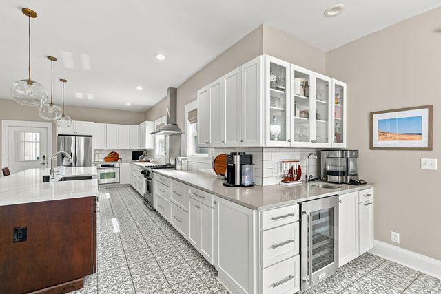 1612 PROSPECT Terrace, Davenport, IA 52803