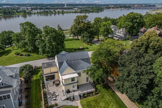 1612 PROSPECT Terrace, Davenport, IA 52803