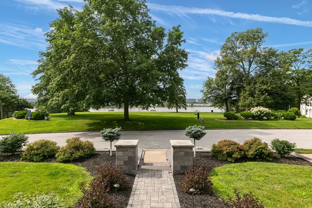 1612 PROSPECT Terrace, Davenport, IA 52803