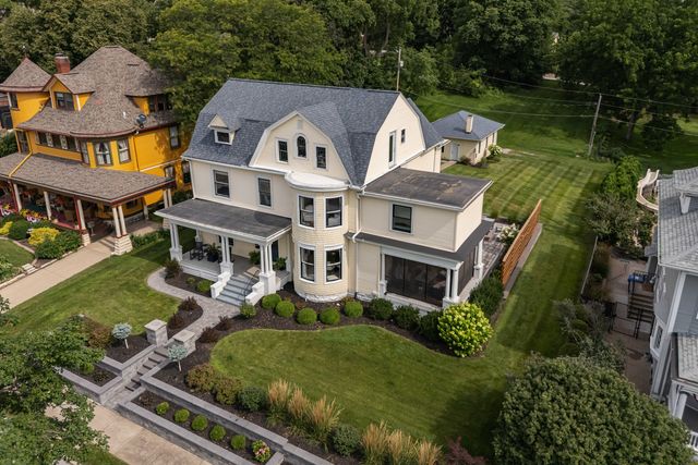 1612 PROSPECT Terrace, Davenport, IA 52803