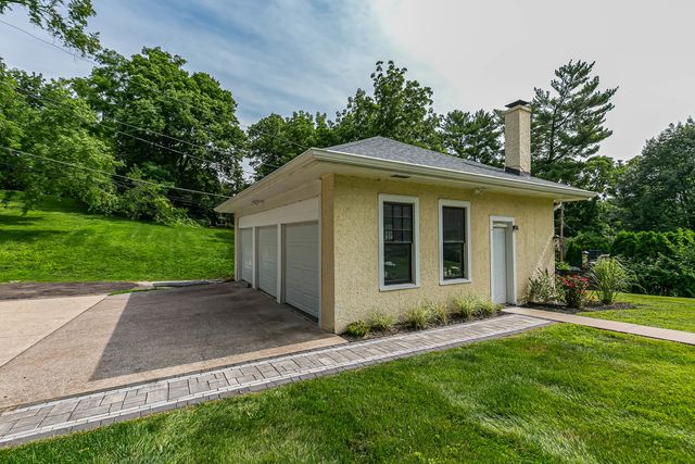 1612 PROSPECT Terrace, Davenport, IA 52803