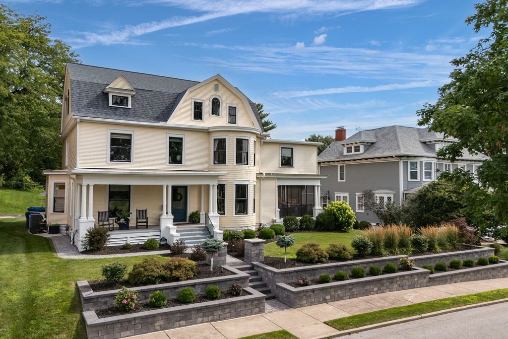 1612 PROSPECT Terrace, Davenport, IA 52803