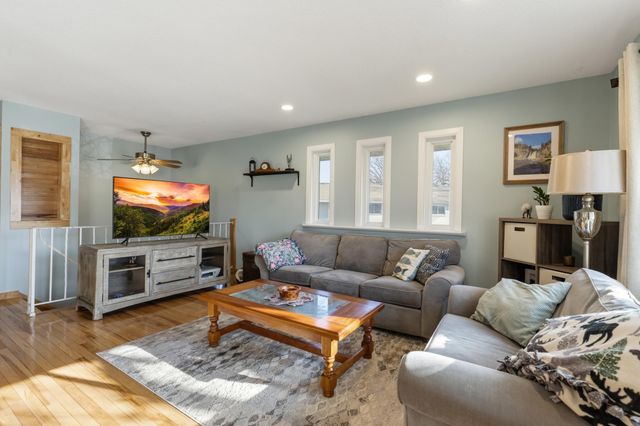 12222 Oak Leaf Circle, Burnsville, MN 55337