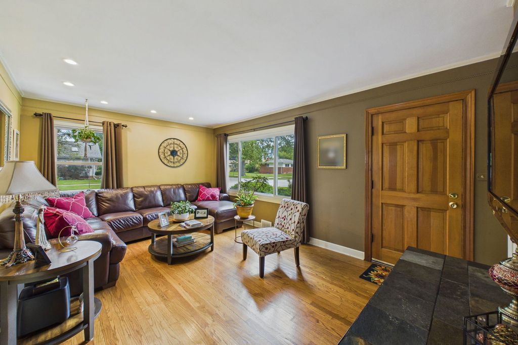 520 N Eastwood Avenue, Mount Prospect, IL 60056 — photo 2