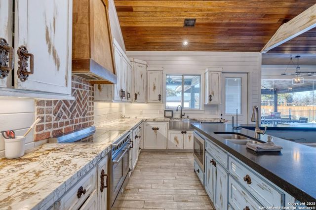 67 Stepping Stone, Concan, TX 78838