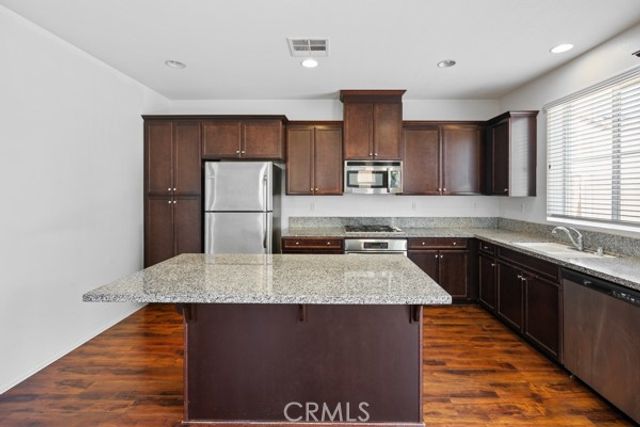 7076 Luminaire Court, Eastvale, CA 92880