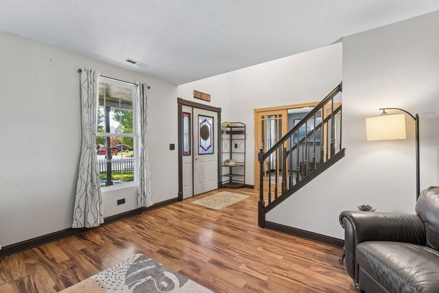 123 Eisenhower Drive, Oswego, IL 60543