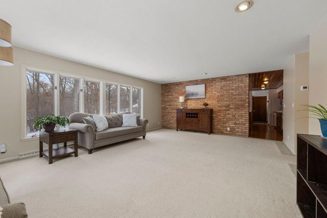 21 N Oaks Road, North Oaks, MN 55127