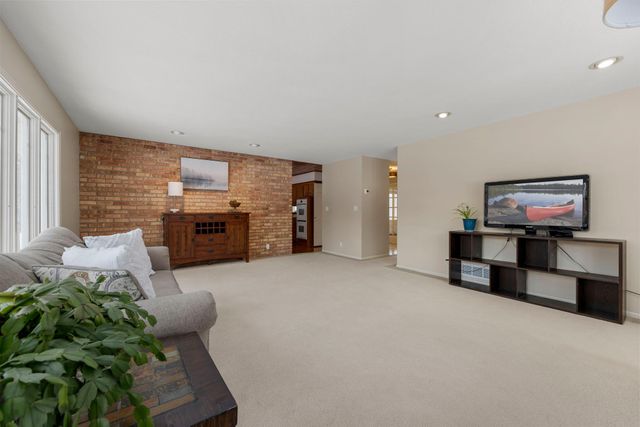 21 N Oaks Road, North Oaks, MN 55127