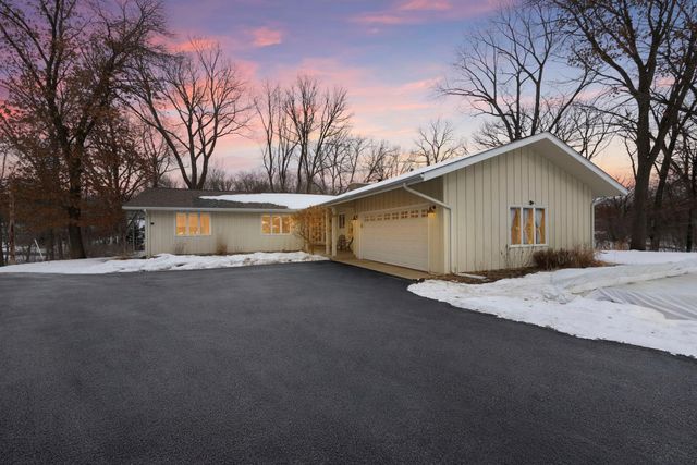 21 N Oaks Road, North Oaks, MN 55127