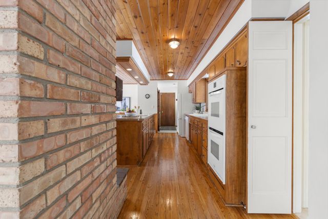 21 N Oaks Road, North Oaks, MN 55127