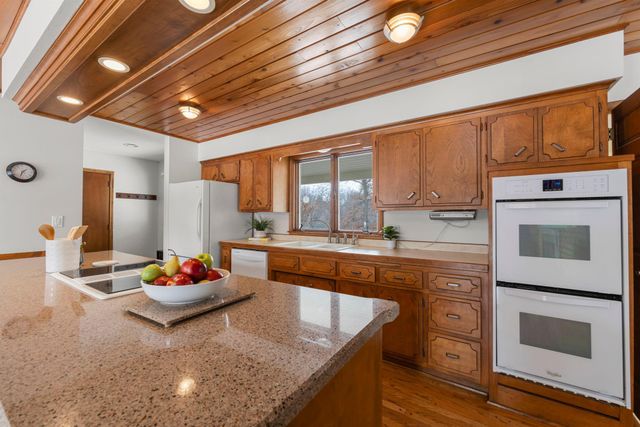 21 N Oaks Road, North Oaks, MN 55127