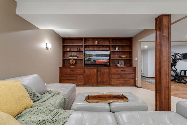 21 N Oaks Road, North Oaks, MN 55127