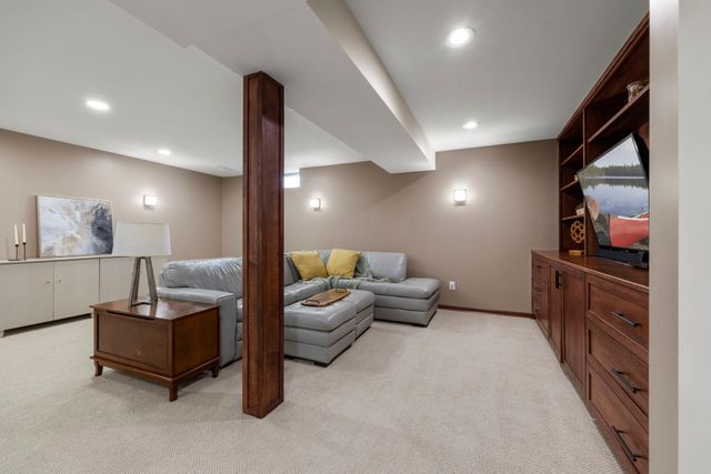 21 N Oaks Road, North Oaks, MN 55127