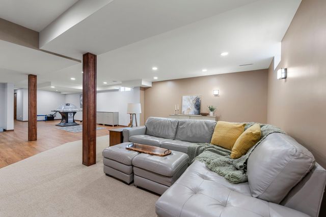 21 N Oaks Road, North Oaks, MN 55127