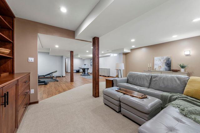 21 N Oaks Road, North Oaks, MN 55127