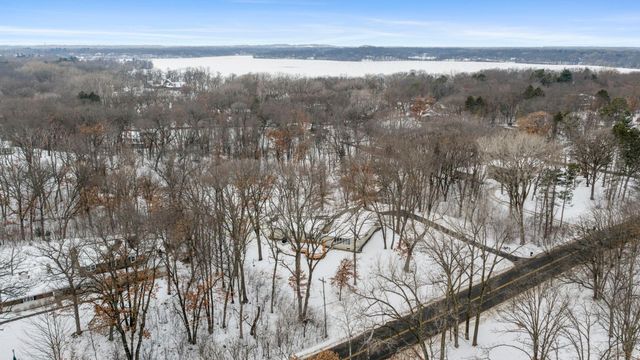 21 N Oaks Road, North Oaks, MN 55127