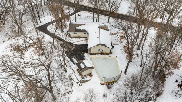 21 N Oaks Road, North Oaks, MN 55127