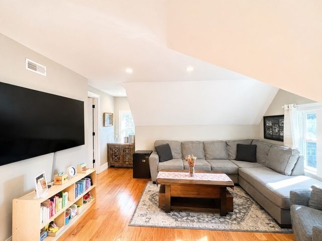 33 Brunswick Park 2, Melrose, MA 02176