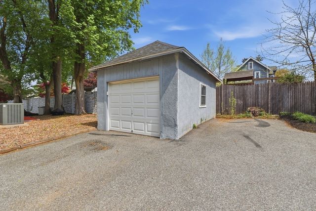 33 Brunswick Park 2, Melrose, MA 02176
