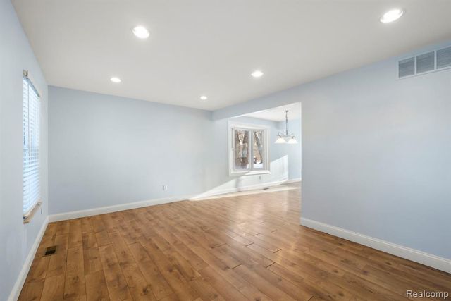 12800 S Daily Drive, Sterling Heights, MI 48313