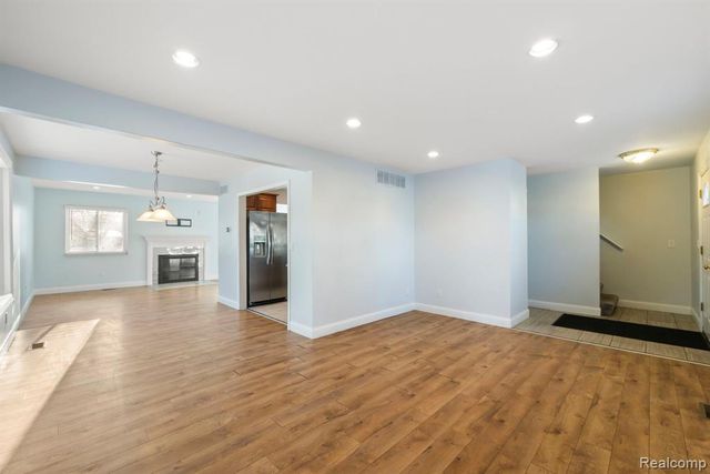 12800 S Daily Drive, Sterling Heights, MI 48313