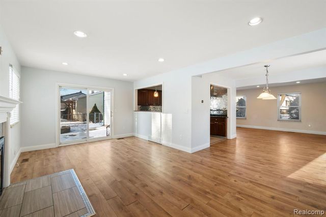 12800 S Daily Drive, Sterling Heights, MI 48313