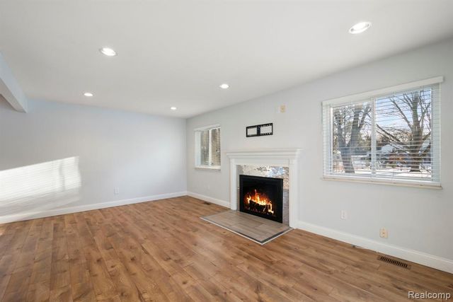 12800 S Daily Drive, Sterling Heights, MI 48313