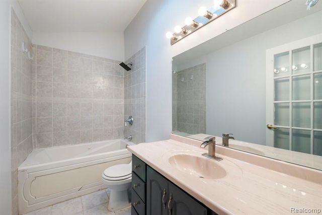 12800 S Daily Drive, Sterling Heights, MI 48313