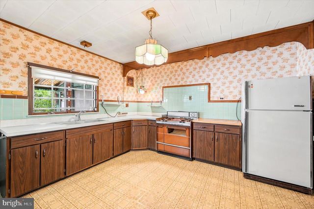 2832 E THOMPSON ST, Philadelphia, PA 19134
