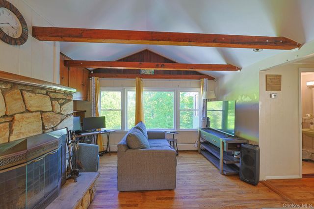 392 Oscawana Lake Road, Putnam Valley, NY 10579