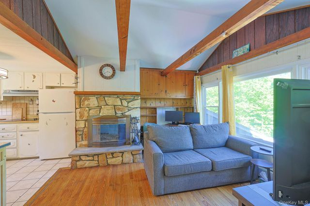 392 Oscawana Lake Road, Putnam Valley, NY 10579