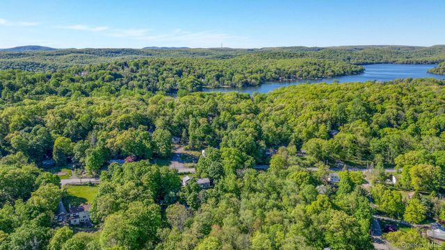 392 Oscawana Lake Road, Putnam Valley, NY 10579
