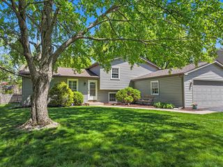 405 Carriage Hill Road, Naperville, IL 60565