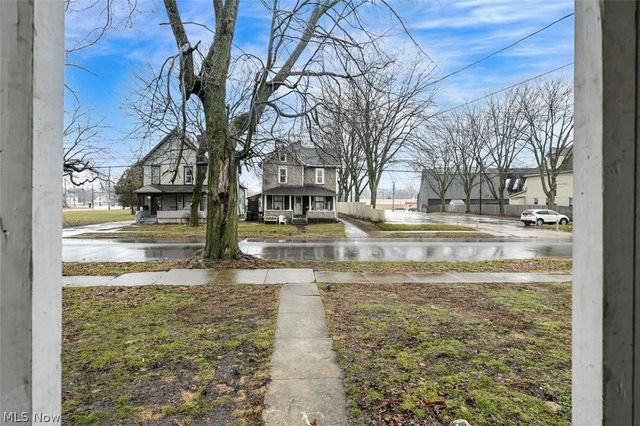 240 1st Street NW, Barberton, OH 44203