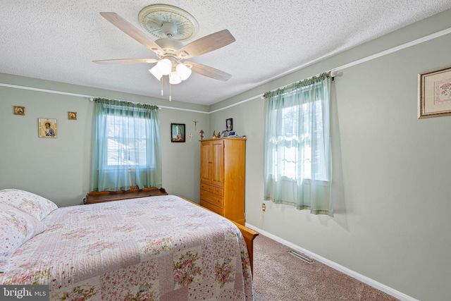 2002 GRAVERS LN, Wilmington, DE 19810