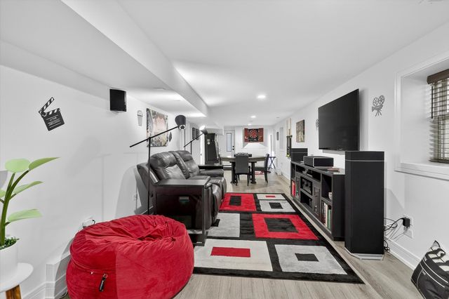 2817 N Sacramento Avenue, Chicago, IL 60618