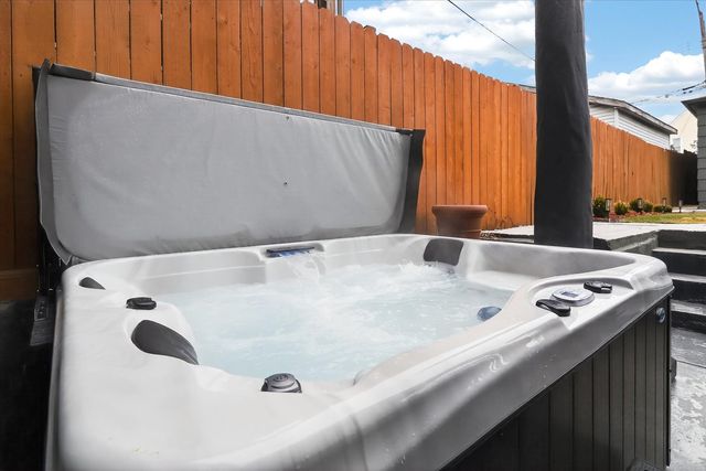 2817 N Sacramento Avenue, Chicago, IL 60618