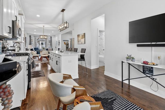 2817 N Sacramento Avenue, Chicago, IL 60618