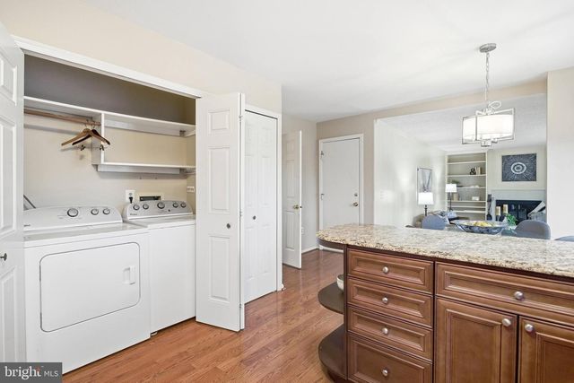 5062 QUEENS WOOD DR, Burke, VA 22015