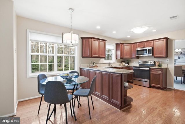 5062 QUEENS WOOD DR, Burke, VA 22015