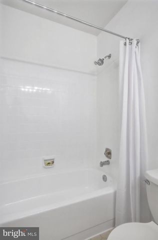 5062 QUEENS WOOD DR, Burke, VA 22015