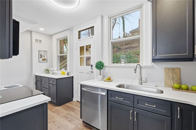 32 Fernwood Ave, Mt Lebanon, PA 15228