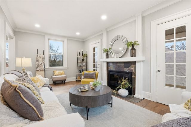 32 Fernwood Ave, Mt Lebanon, PA 15228