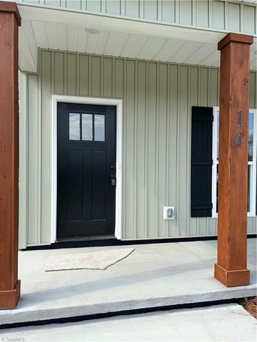 14 W Colonial Drive, Thomasville, NC 27360