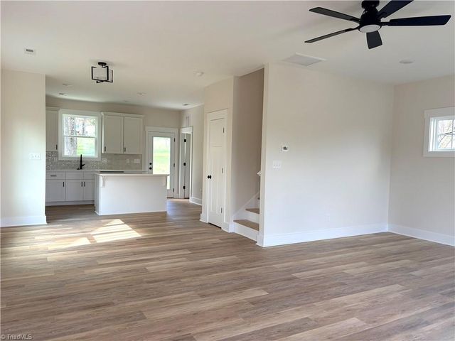 14 W Colonial Drive, Thomasville, NC 27360